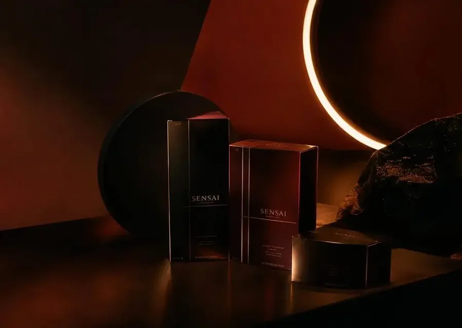 暗色调直播间与化妆品包装盒静物图